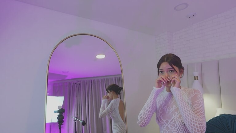 Nina_SnowGB's Streamate show and profile