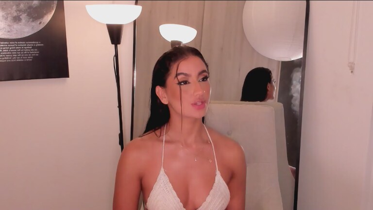 Nina_Cravizz's Streamate show and profile