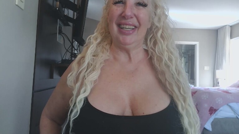 StephanieMatureBusty's Streamate show and profile