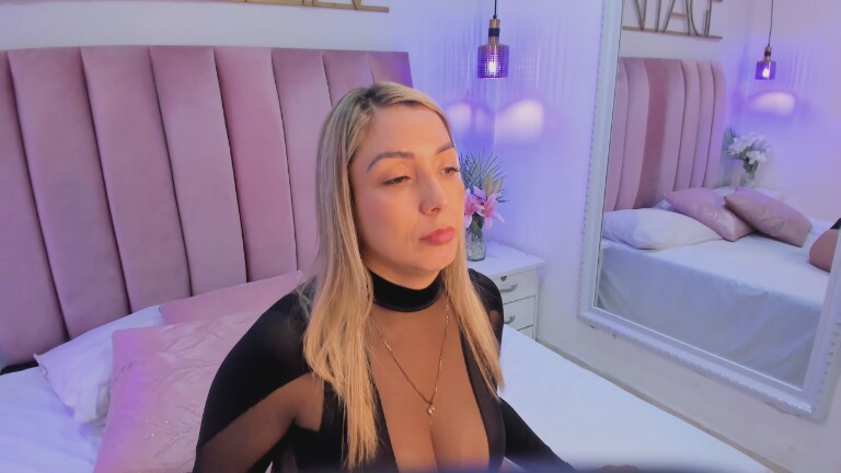 ZaraaSmith's Streamate show and profile
