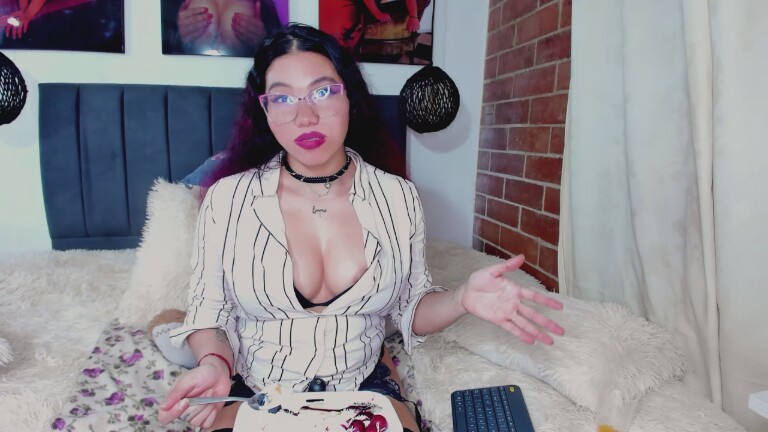 kyliejennerr_111's Streamate show and profile
